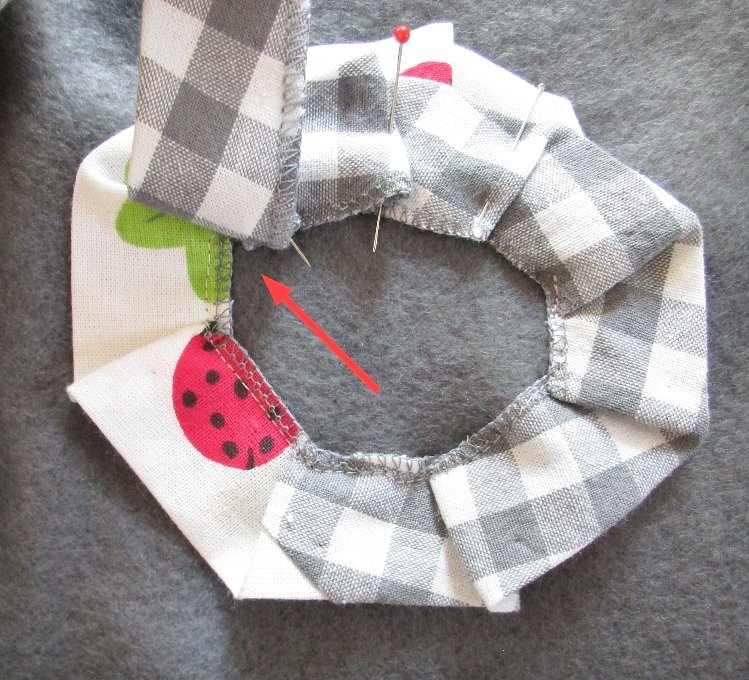 Blog-Inhaltsbild für 'Blüten Applikation aus Stoffresten nähen Upcycling Projekt: Blumen Applis für Kissen, Pullis oder Taschen im Origami Style'